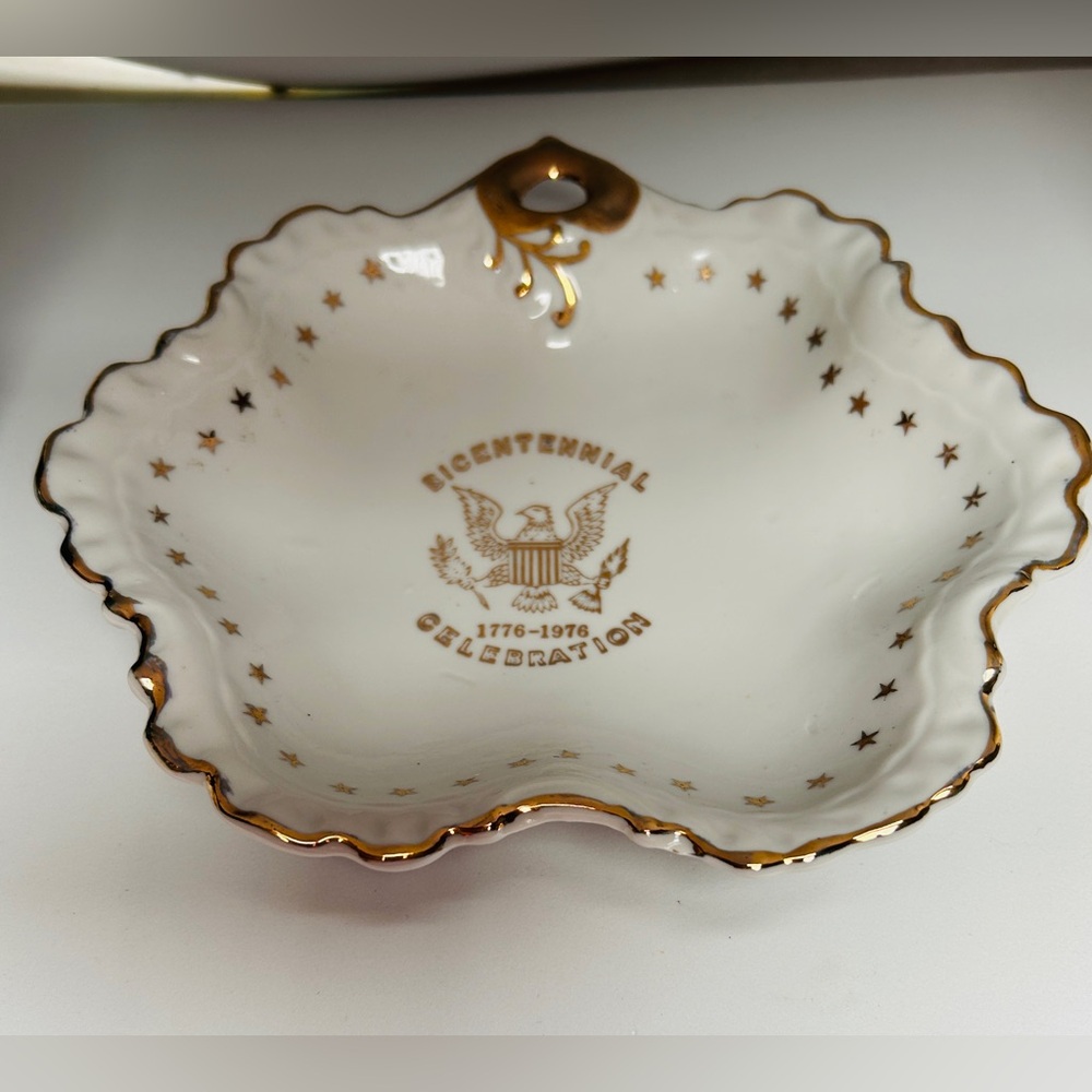 Vintage dish, 1976 Bicentennial with real gold trimmings. Excellent condition.